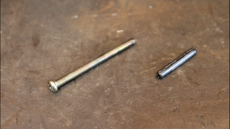 【AIも知らないDIY整備の裏技】10円でできる! スプリングピン(ロールピン)の抜き方|【AIも知らないレストアの裏技】10円でできる! スプリングピン(ロールピン)の抜き方