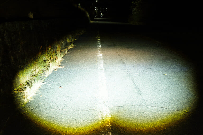 バイク用 調光式2色切替LEDフォグランプ（型番：FBIKE-FOGDIMWY）［エフシーエル］のハイパワーモードの照射パターン｜「えっ…コレめっちゃいい」「小型だけどハイパワー」モード切り替えで見え方がガラッと変わる！史上初の機能を搭載したモデルを紹介