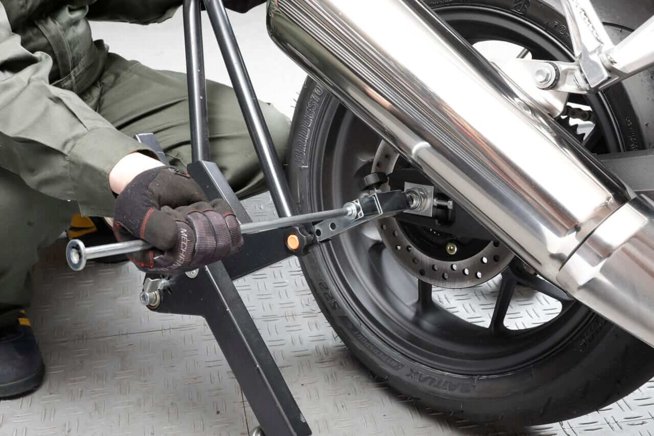 CB1000F|ガレージREVO|メンテナンススタンド|話題のCB1000Fにも対応!ガレージで重宝する移動式メンテナンススタンド