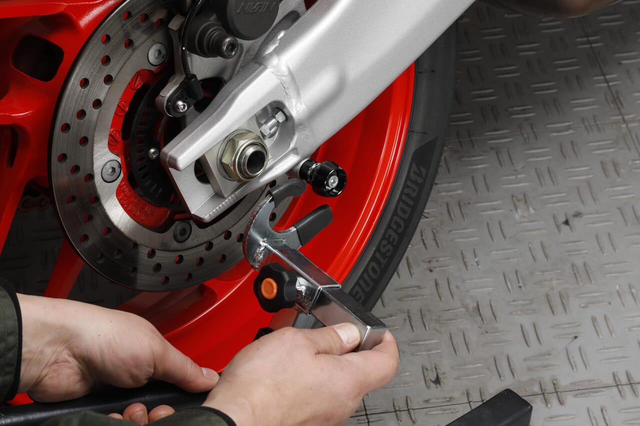 XSR900GP|ガレージREVO|メンテナンススタンド|話題のCB1000Fにも対応!ガレージで重宝する移動式メンテナンススタンド