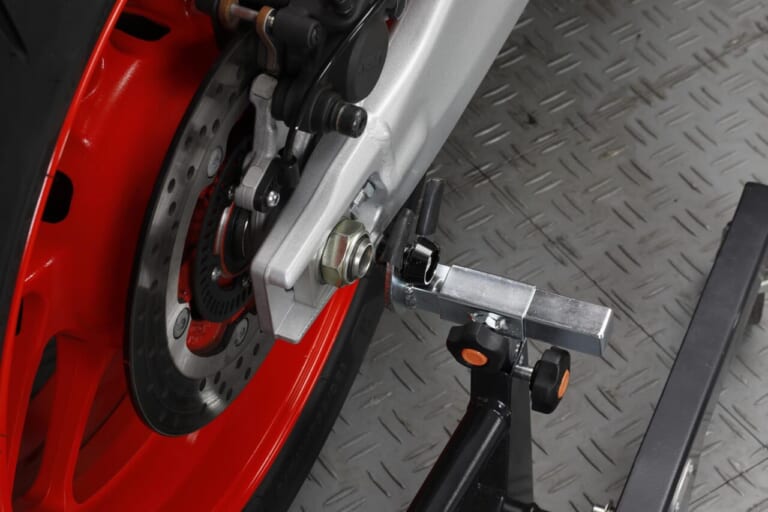 XSR900GP｜ガレージREVO｜メンテナンススタンド｜話題のCB1000Fにも対応！ガレージで重宝する移動式メンテナンススタンド