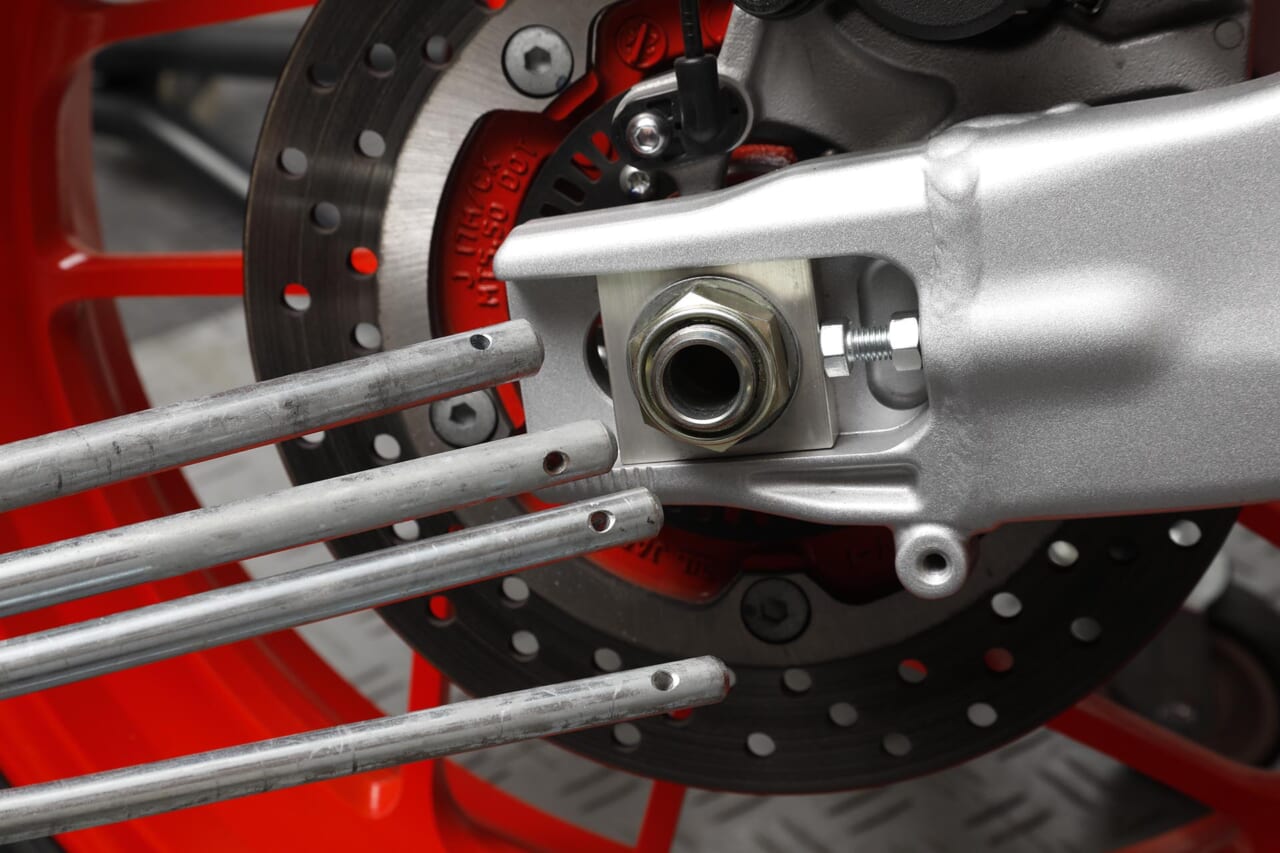 XSR900GP|ガレージREVO|メンテナンススタンド|話題のCB1000Fにも対応!ガレージで重宝する移動式メンテナンススタンド