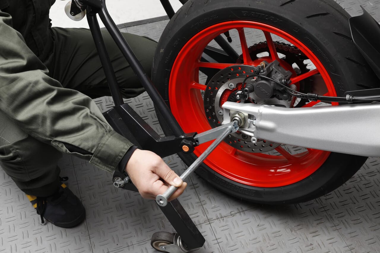 XSR900GP|ガレージREVO|メンテナンススタンド|話題のCB1000Fにも対応!ガレージで重宝する移動式メンテナンススタンド