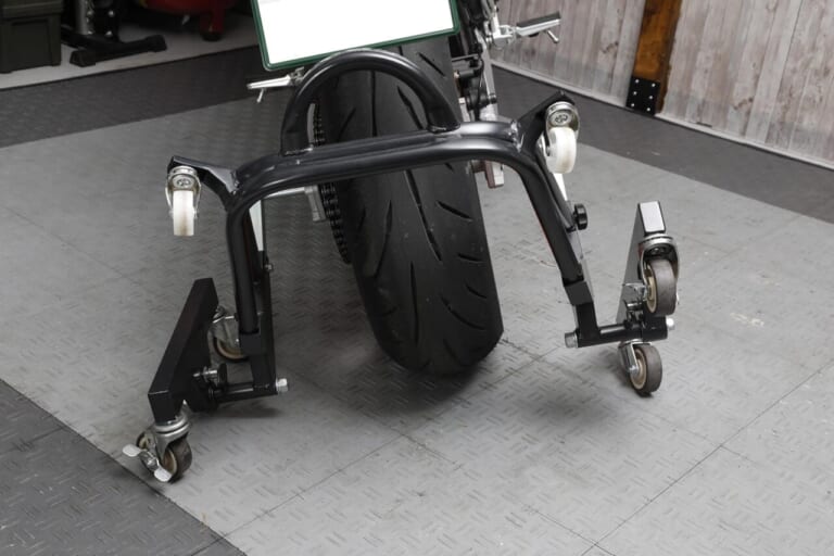 XSR900GP｜ガレージREVO｜メンテナンススタンド｜話題のCB1000Fにも対応！ガレージで重宝する移動式メンテナンススタンド