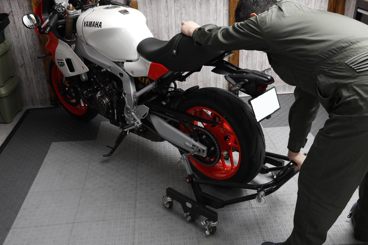 XSR900GP｜ガレージREVO｜メンテナンススタンド｜話題のCB1000Fにも対応！ガレージで重宝する移動式メンテナンススタンド