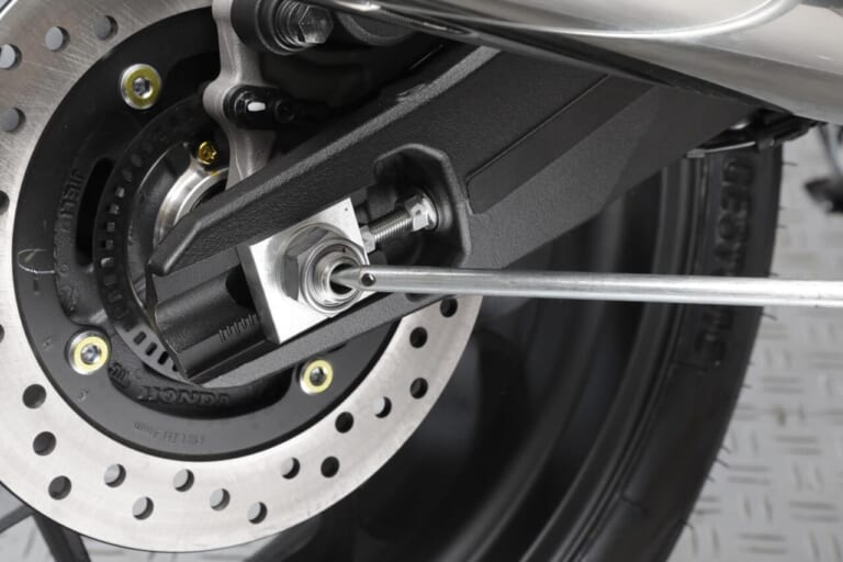 CB1000F｜ガレージREVO｜メンテナンススタンド｜話題のCB1000Fにも対応！ガレージで重宝する移動式メンテナンススタンド