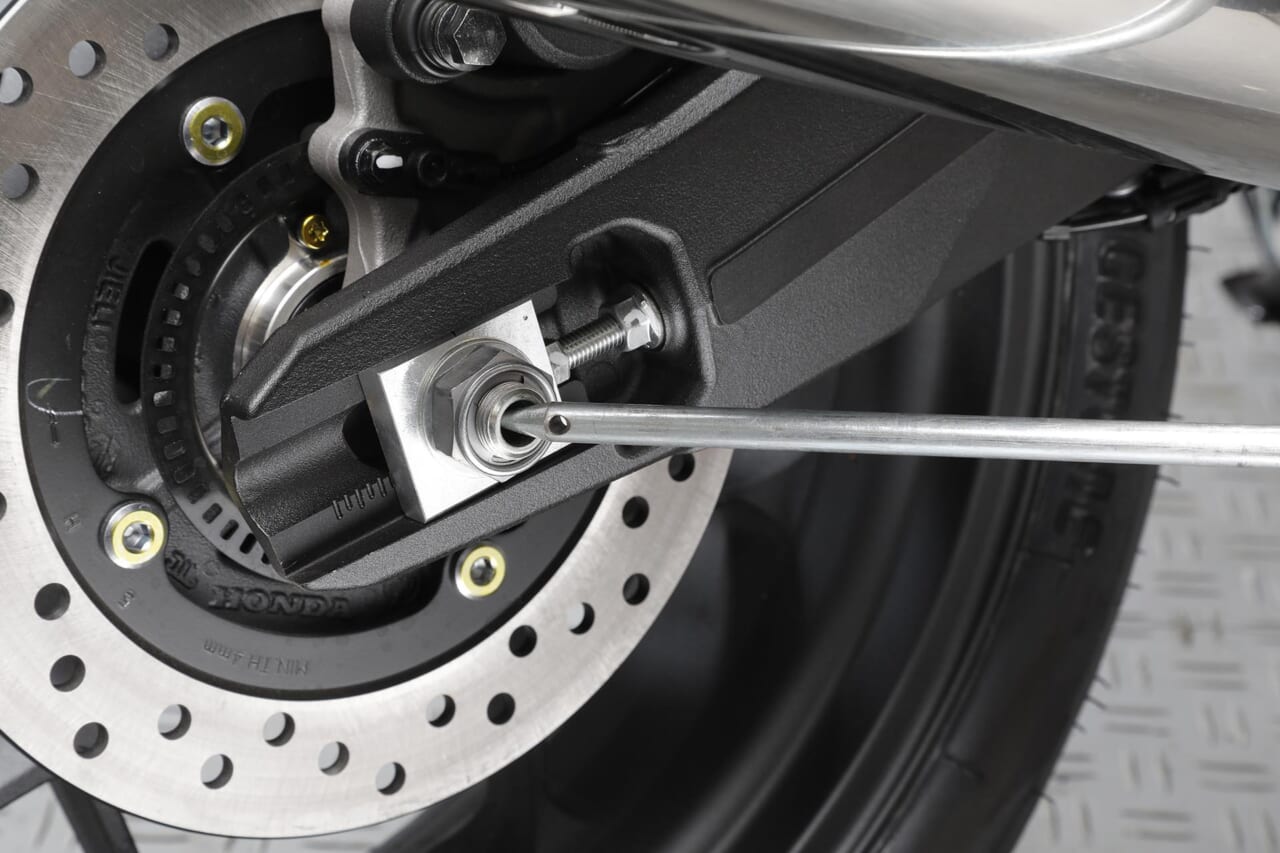 CB1000F｜ガレージREVO｜メンテナンススタンド｜話題のCB1000Fにも対応！ガレージで重宝する移動式メンテナンススタンド