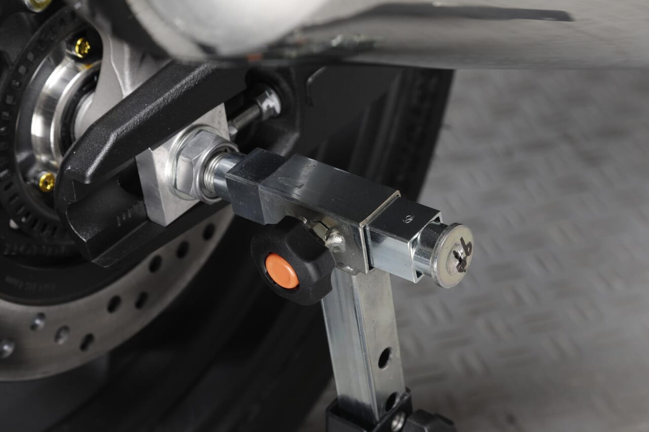 CB1000F｜ガレージREVO｜メンテナンススタンド｜話題のCB1000Fにも対応！ガレージで重宝する移動式メンテナンススタンド