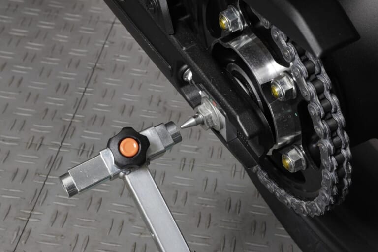 CB1000F｜ガレージREVO｜メンテナンススタンド｜話題のCB1000Fにも対応！ガレージで重宝する移動式メンテナンススタンド