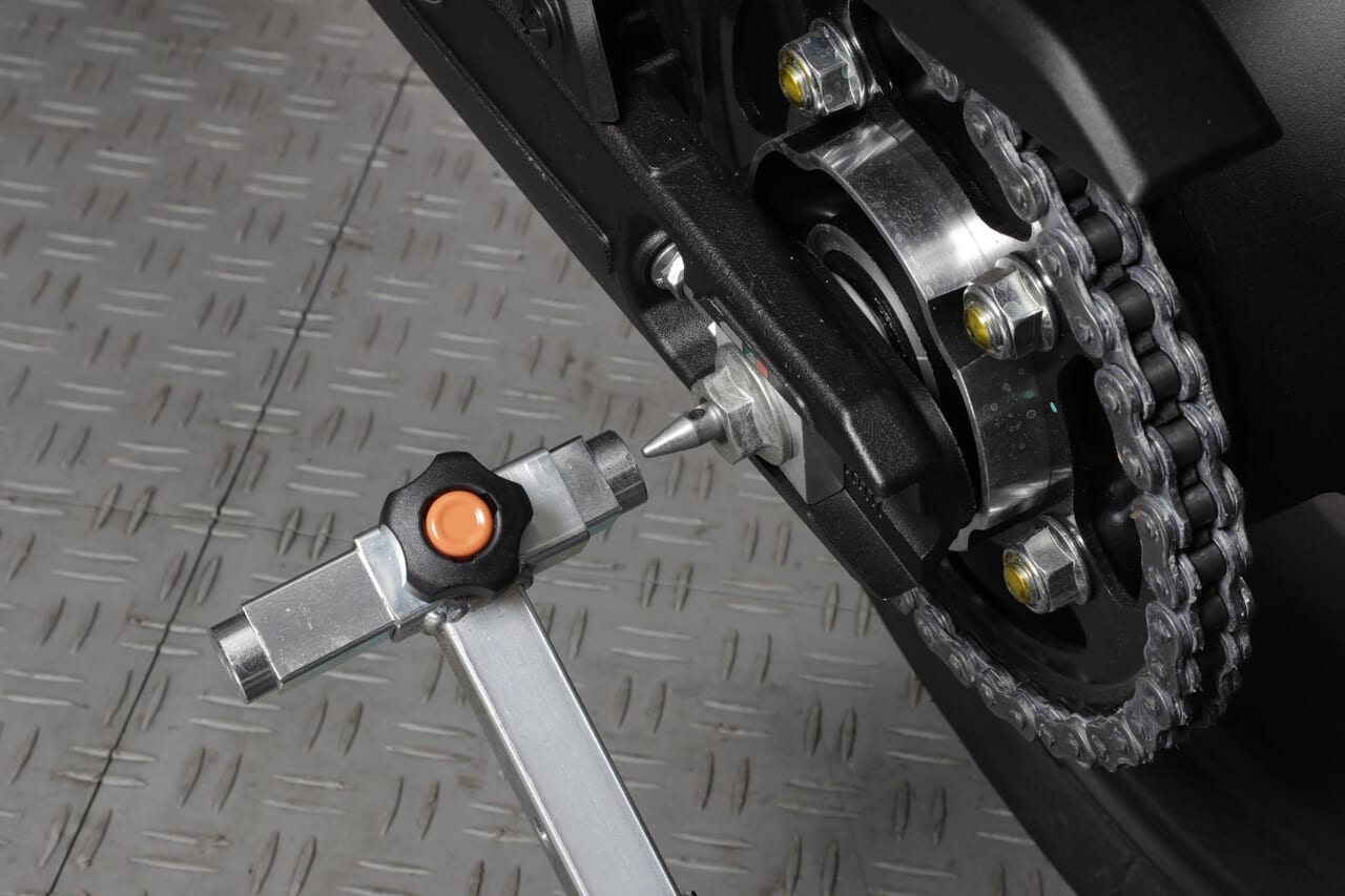 CB1000F｜ガレージREVO｜メンテナンススタンド｜話題のCB1000Fにも対応！ガレージで重宝する移動式メンテナンススタンド