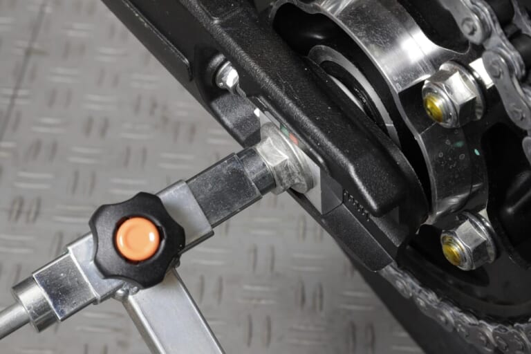 CB1000F｜ガレージREVO｜メンテナンススタンド｜話題のCB1000Fにも対応！ガレージで重宝する移動式メンテナンススタンド