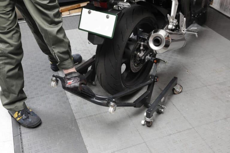 CB1000F｜ガレージREVO｜メンテナンススタンド｜話題のCB1000Fにも対応！ガレージで重宝する移動式メンテナンススタンド