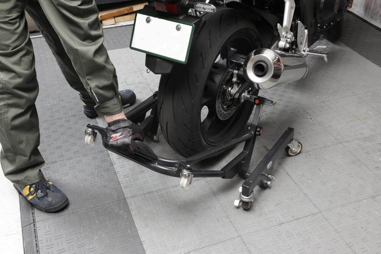 CB1000F|ガレージREVO|メンテナンススタンド|話題のCB1000Fにも対応!ガレージで重宝する移動式メンテナンススタンド