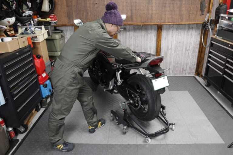CB1000F｜ガレージREVO｜メンテナンススタンド｜話題のCB1000Fにも対応！ガレージで重宝する移動式メンテナンススタンド