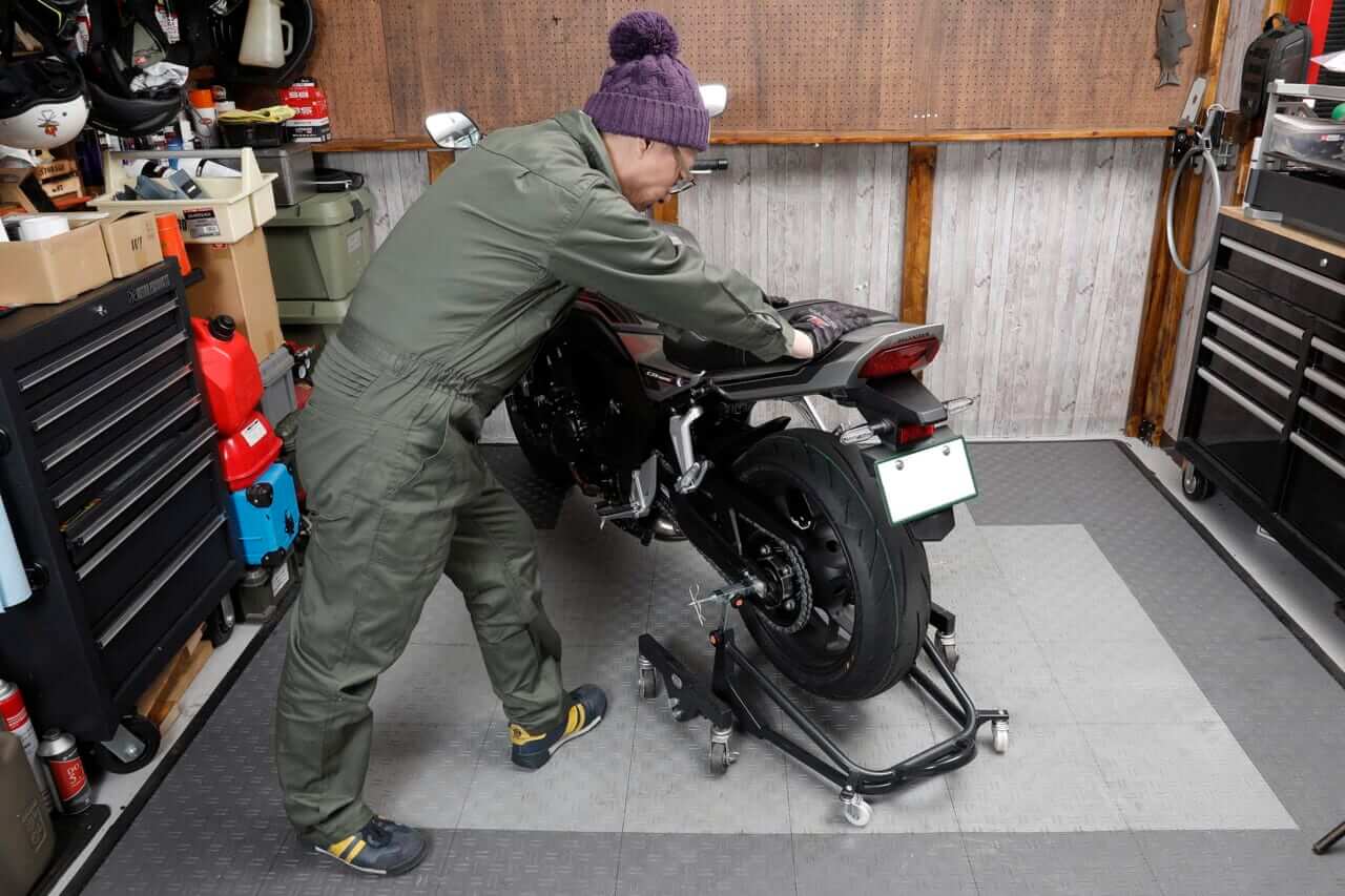 CB1000F|ガレージREVO|メンテナンススタンド|話題のCB1000Fにも対応!ガレージで重宝する移動式メンテナンススタンド