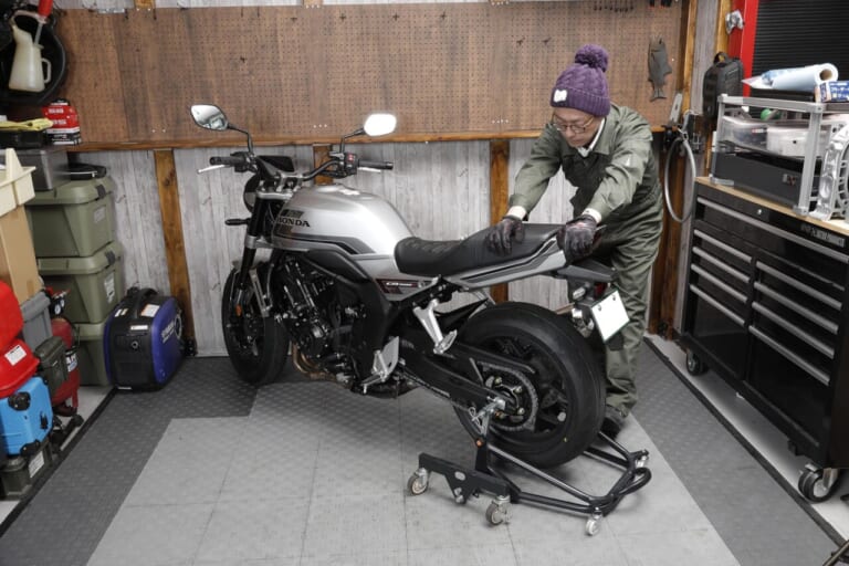CB1000F｜ガレージREVO｜メンテナンススタンド｜話題のCB1000Fにも対応！ガレージで重宝する移動式メンテナンススタンド