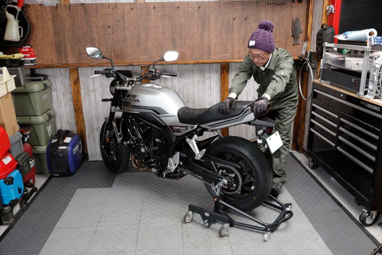 CB1000F|ガレージREVO|メンテナンススタンド|話題のCB1000Fにも対応!ガレージで重宝する移動式メンテナンススタンド