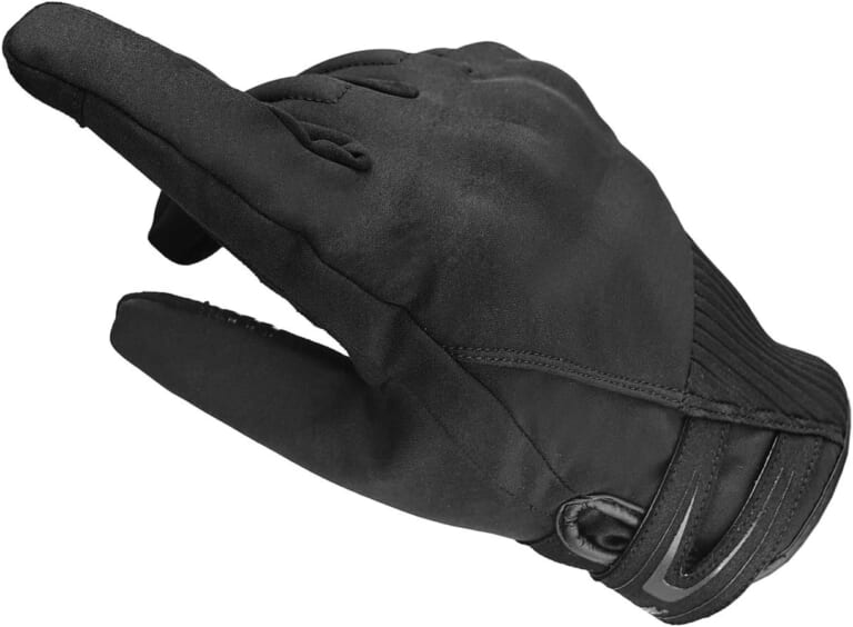 「冬用は操作しにくい」の常識が変わる。カエディアの冬用グローブは指先と袖口をあたたかく守る防寒ギア