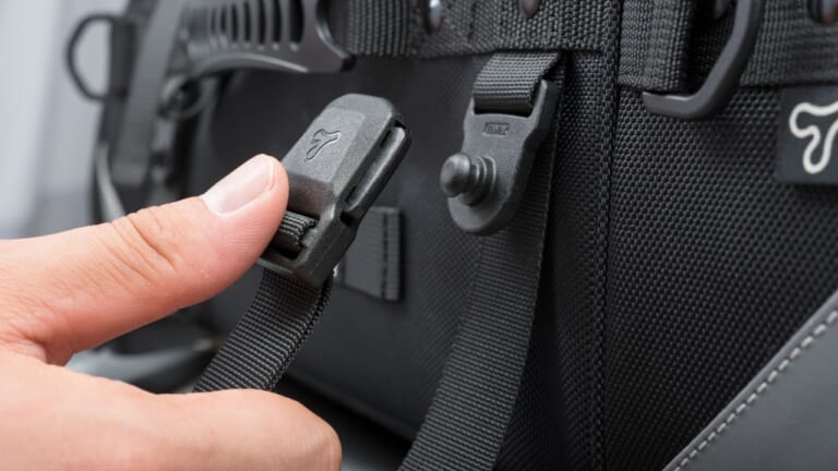 正直「そりゃ売れるわ」ちょっとズルい謎構造。YKKと共同開発、ガチすぎるバックルとファスナーがめちゃくちゃ優秀でヤバい