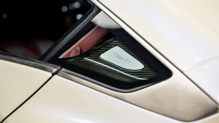 「ウソだろ…」ドバイのパトカーがとんでもない車両を使用。77台限定の超レアなスーパーカーが交通違反車を取り締まる。