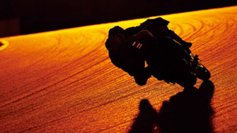 レースの魅力、真摯にレースに向き合うライダーの悲喜こもごも……キヤノンギャラリーで“赤松 孝 報道写真展 「ROAD RACING」”開催