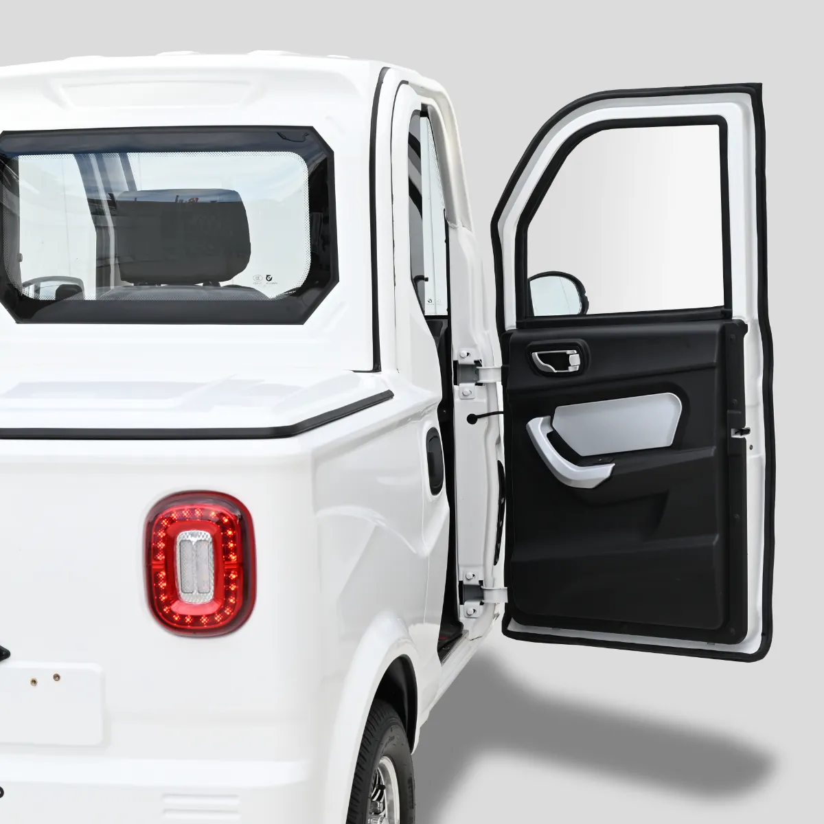 VIVEL TRUCK｜雨の日も快適な「屋根付き」1人乗りEV。車両維持費削減の決定版「ビベルトラック」が魅力的すぎる【100km走って電気代150円!?】