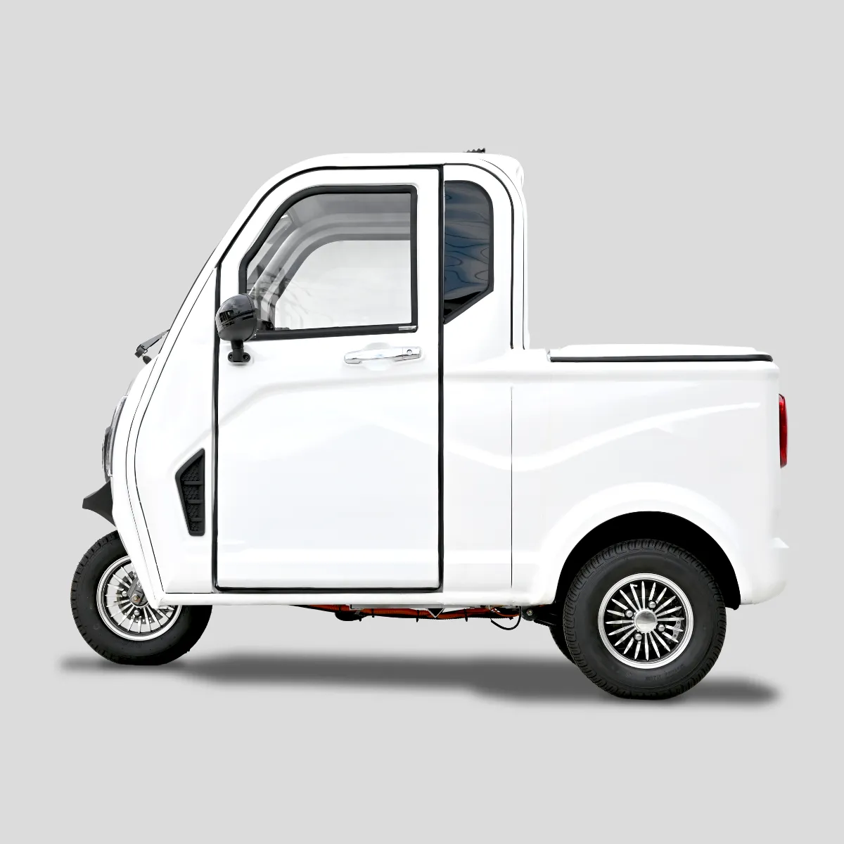 VIVEL TRUCK｜雨の日も快適な「屋根付き」1人乗りEV。車両維持費削減の決定版「ビベルトラック」が魅力的すぎる【100km走って電気代150円!?】