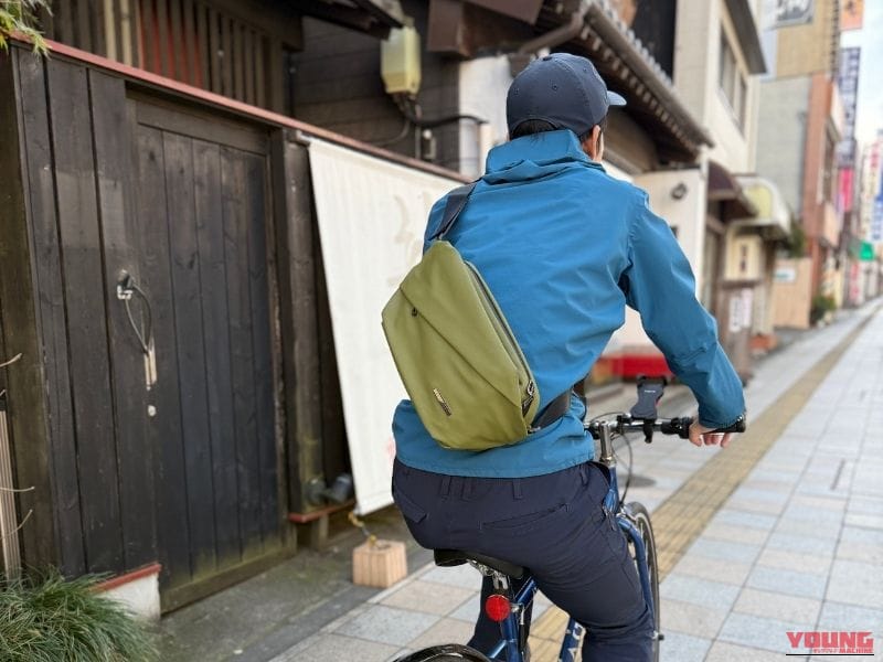 QUICK PACK Traspoを背負って自転車に乗っている画像｜「これ神アイテムでは？」「ありそうでなかった…」便利機能を搭載で、防水性能も高くカラバリ豊富。手放せなくなること必至のバッグを紹介！