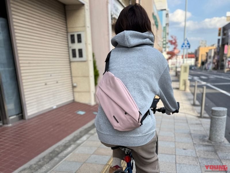 QUICK PACK Traspoを背負って女性が自転車に乗っている画像|「これ神アイテムでは?」「ありそうでなかった…」便利機能を搭載で、防水性能も高くカラバリ豊富。手放せなくなること必至のバッグを紹介!