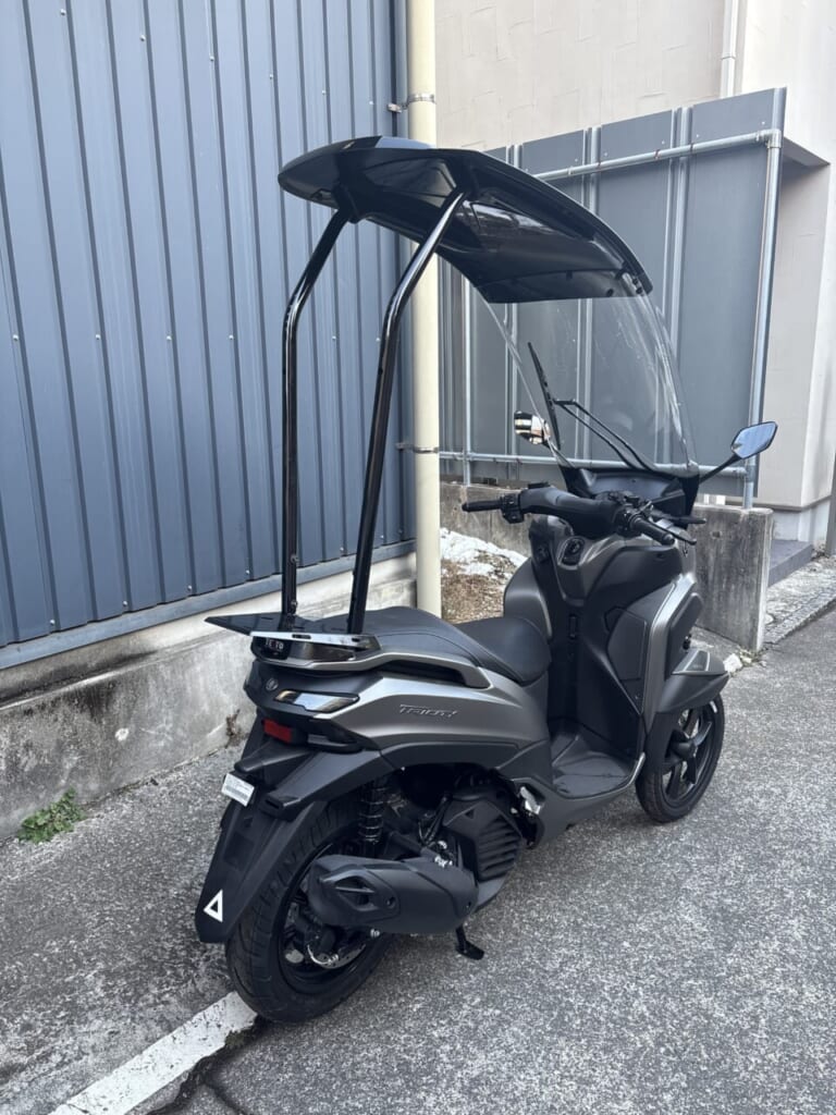 テイトモビリティサービス SLR for Tricity|直射日光も突然の雨も防ぐ反則級ルーフキット。新型トリシティ125が全天候型に進化する!【3輪バイクカスタム】
