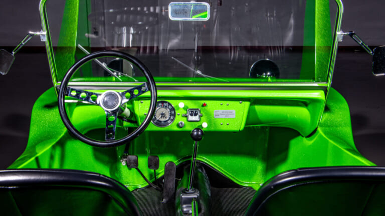 屋根も窓もない「究極の遊び車」！今や1000万円級の価値？伝説のバギー『マイヤーズ・マンクス』がEVで復活するほど愛される理由