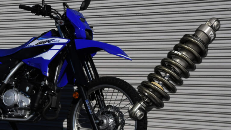 新型WR125Rのポテンシャルを解放せよ! 足つきの不安と疲労を消し去る、魔法のカスタムパーツ大公開【テクニクス】
