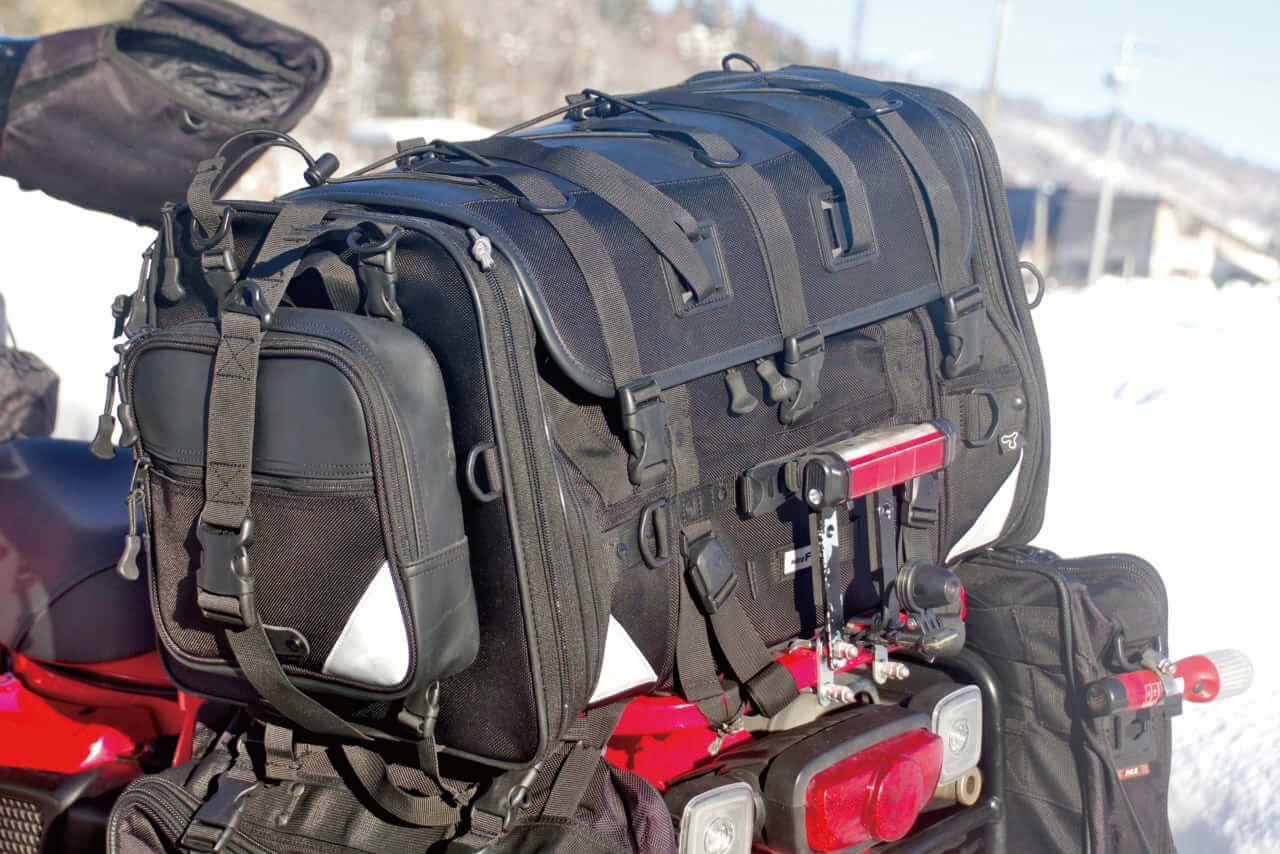 冒頭からブチ抜く完成度！ 名作「MOTO FIZZ キャンピングシートバッグＸL」が”最強”の鎧を纏って転生