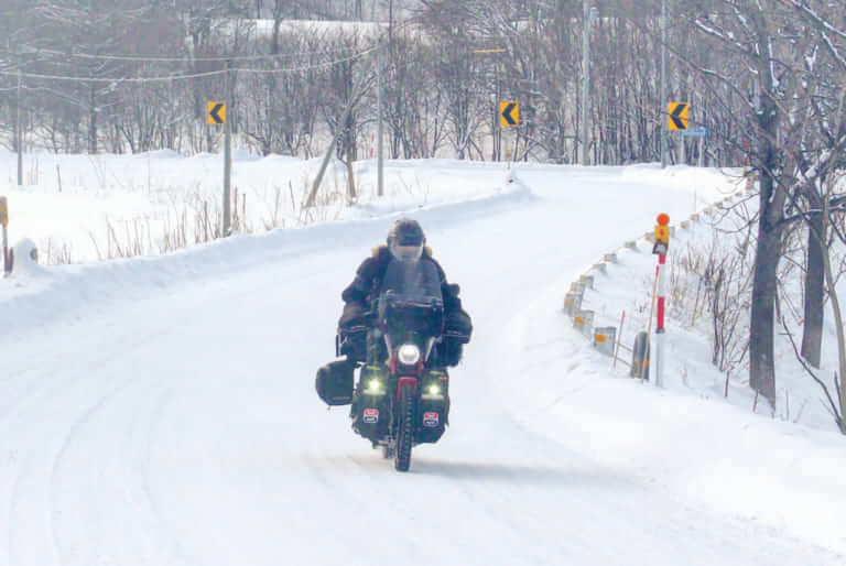 キャンピングシートバッグXL｜冒頭からブチ抜く完成度！ 名作「MOTO FIZZ キャンピングシートバッグＸL」が”最強”の鎧を纏って転生