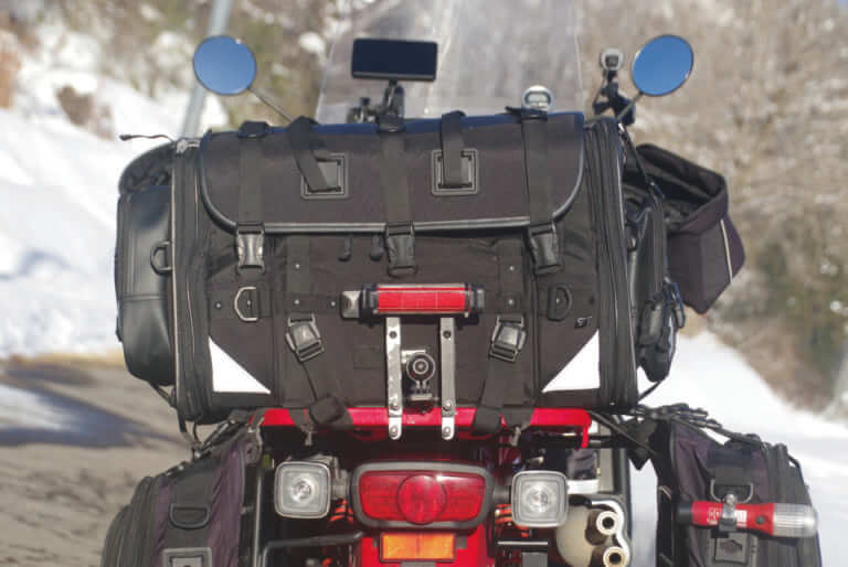 キャンピングシートバッグXL｜冒頭からブチ抜く完成度！ 名作「MOTO FIZZ キャンピングシートバッグＸL」が”最強”の鎧を纏って転生