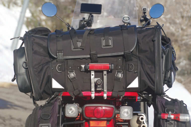 キャンピングシートバッグXL｜冒頭からブチ抜く完成度！ 名作「MOTO FIZZ キャンピングシートバッグＸL」が”最強”の鎧を纏って転生