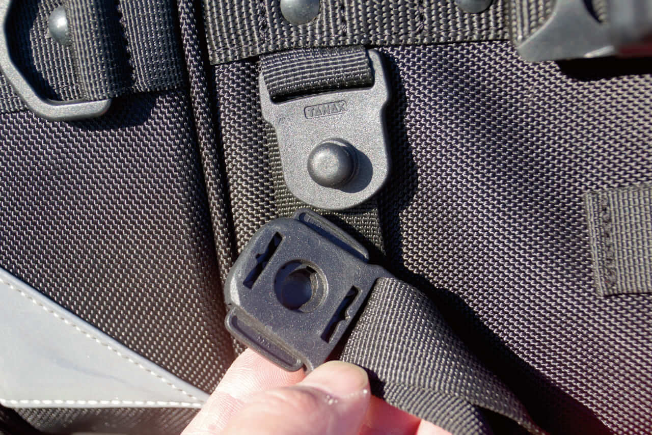 キャンピングシートバッグXL｜冒頭からブチ抜く完成度！ 名作「MOTO FIZZ キャンピングシートバッグＸL」が”最強”の鎧を纏って転生