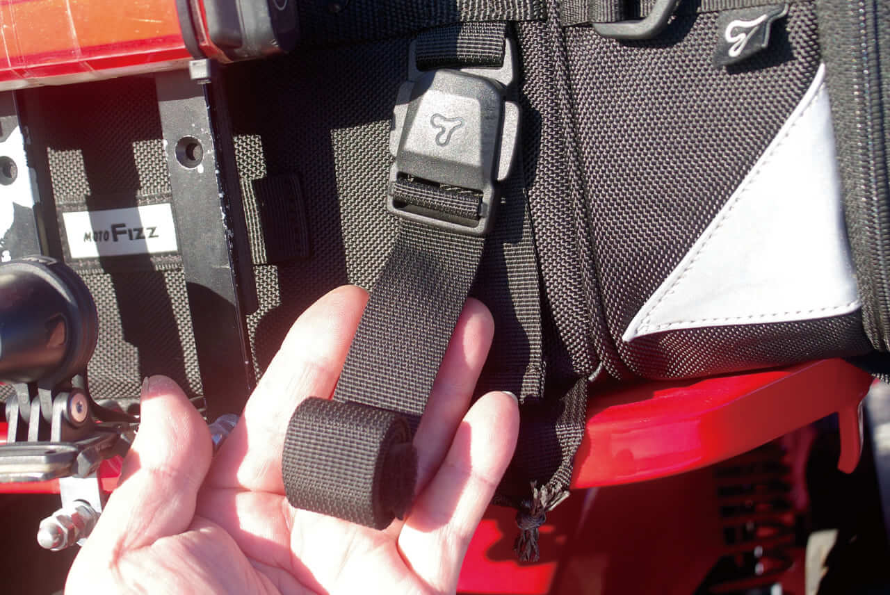 キャンピングシートバッグXL｜冒頭からブチ抜く完成度！ 名作「MOTO FIZZ キャンピングシートバッグＸL」が”最強”の鎧を纏って転生