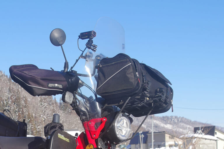 ポータブルドライブレコーダー AKY-710S｜旅の記憶を「一指」で残す。タナックスの新型ドラレコが変える、ツーリングの記録術。