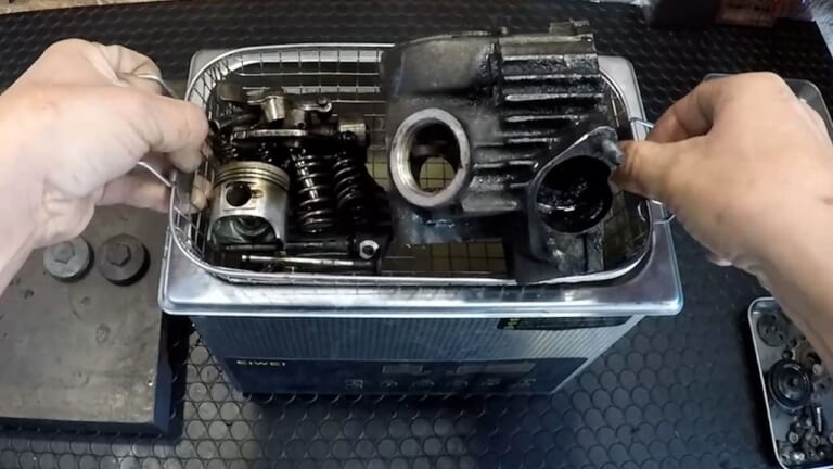 「嘘だろ…」黒焦げだったモンキーのエンジンが、超音波洗浄機に放り込んだだけで“企画倒れ”レベルに激変！【DIY工具レビュー】