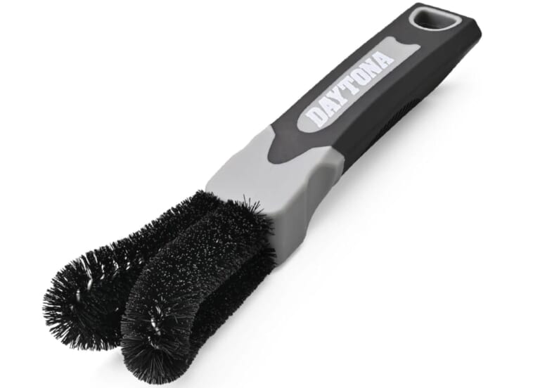 指が入らないスポークの隙間汚れに！デイトナの専用ブラシで足回りの洗車が楽になる