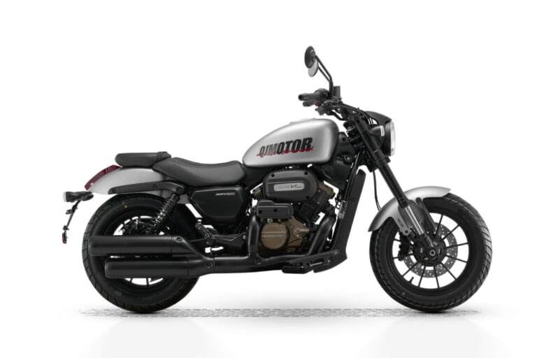 QJMOTOR｜SRV250A｜【東京モーターサイクルショー事前情報】初上陸の衝撃再び! 400直4にオートマクルーザー、まさかの原2アドベンなどQJMOTORがモーターサイクルショーの主役をかっさらう!!