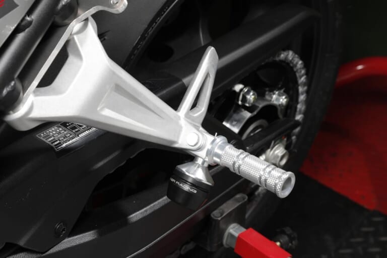 オーヴァーレーシングプロジェクツ｜タンデムステップ｜CB1000F｜CB1000F用カスタムパーツ開発スタート！話題の車両も「楽しく、カッコよく、そして安全に」東京モーターサイクルショーでお披露目