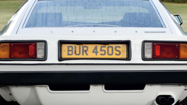 「潜水艦に変身?!」V8まで進化したけど、やっぱり初代に神髄あり……ロータス・エスプリの右ハンドルは超レア