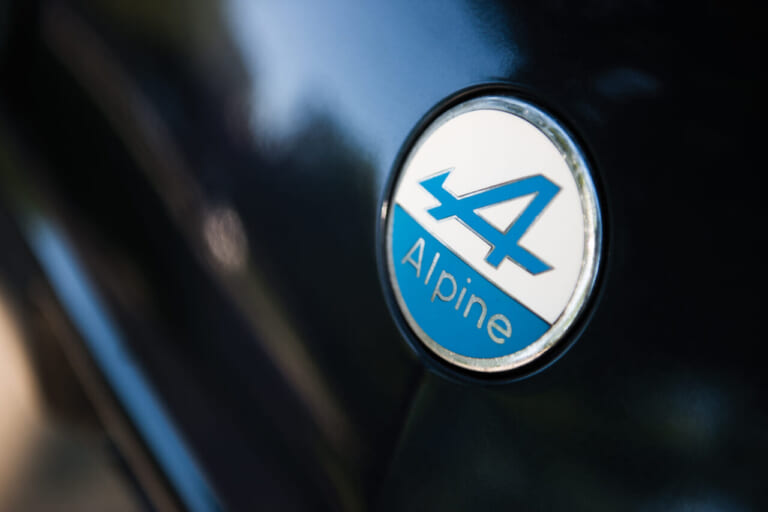 アルピーヌV6ターボ｜「えっ、ポルシェじゃないのに？」「意外とお買い得」フランス製のデカ尻RRスポーツカー・アルピーヌV6ターボ