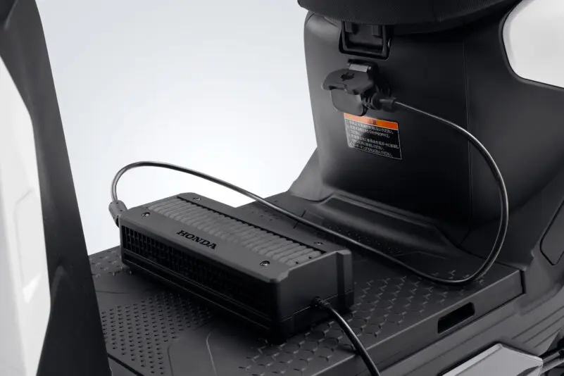 HONDA ICON e:｜【22万円の衝撃】ホンダ新型EV「ICON e:」が凄すぎる! メットイン完備＆プラグイン充電対応で、もうガソリン車に戻れない？