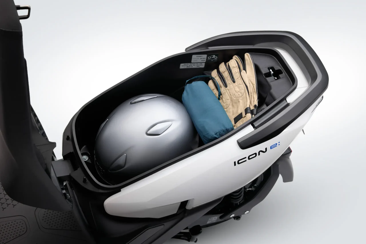 HONDA ICON e:｜【22万円の衝撃】ホンダ新型EV「ICON e:」が凄すぎる! メットイン完備＆プラグイン充電対応で、もうガソリン車に戻れない？