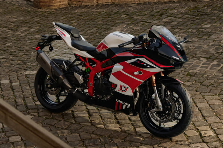 ビモータ初の400ccスーパースポーツ「KB399」。2027年春に国内導入へ【ZX-4RRの4気筒がイタリアの至宝に】