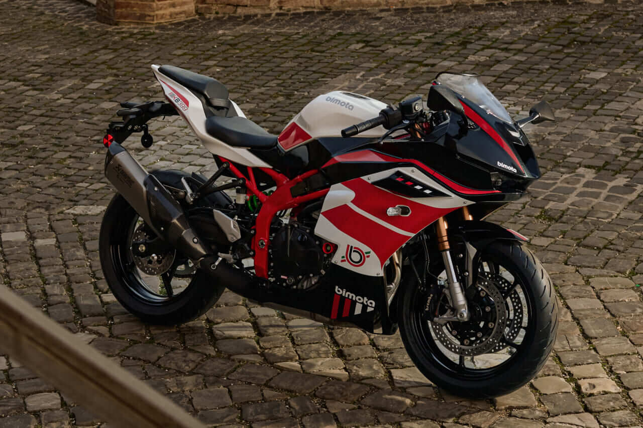 ビモータ初の400ccスーパースポーツ「KB399」。2027年春に国内導入へ【ZX-4RRの4気筒がイタリアの至宝に】