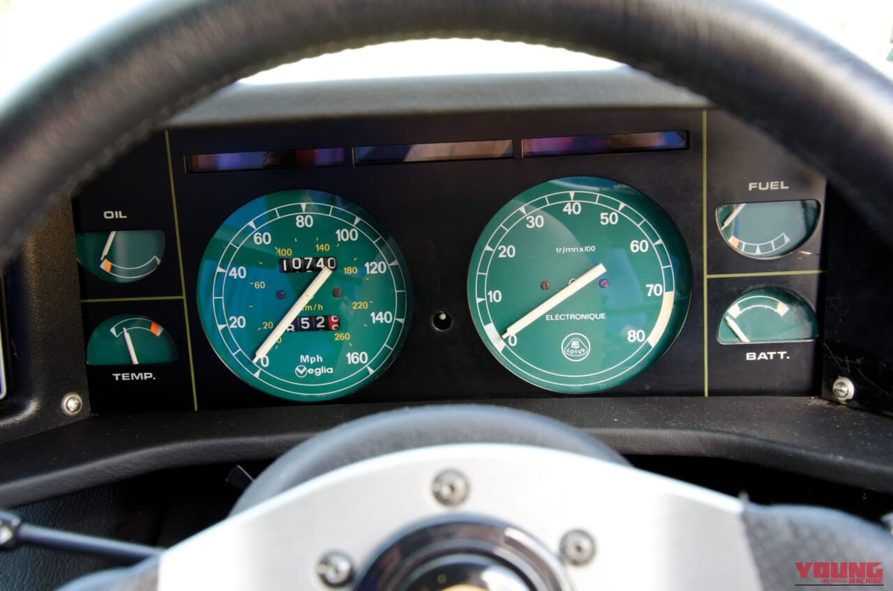 ｜「潜水艦に変身?!」V8まで進化したけど、やっぱり初代に神髄あり……ロータス・エスプリの右ハンドルは超レア